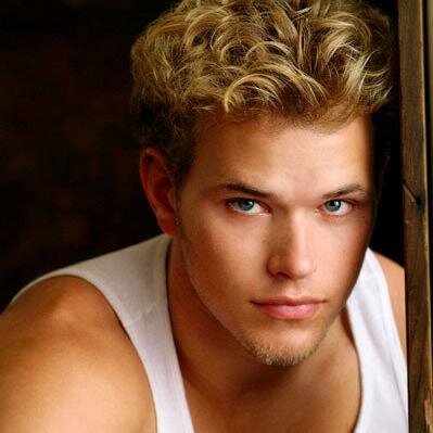 Ingeniero de Construcción y hermano de Christian y Mia Grey. Muy cariñoso pero con pinceladas de chico malo.