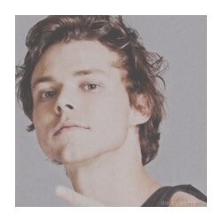 yes he does. ((@jollyashton))