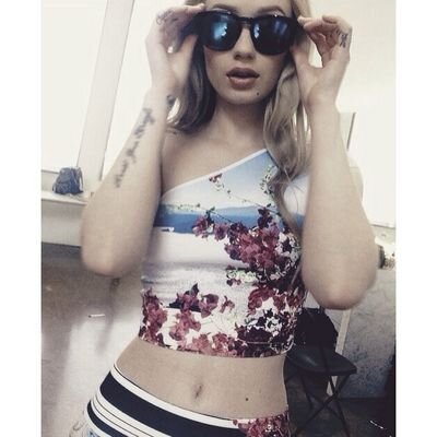 le rose sono rosse, le viole blu, sono l'unica donna che non sa scrivere poesie, ma posso mostrarti le tette. {single, bisex}