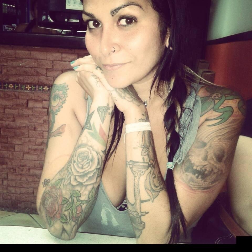 adicta ala tinta. Alas telas, odio el sol! Y amo alas personas q me detestan!