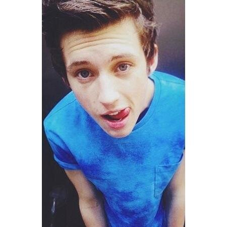 troye sivan, 17 anni, gay, single.
