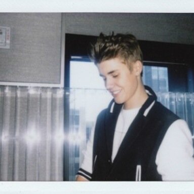 free follow!! your fave thinks youre hot and youre beautiful!! you dont have to but if you want you can pretty please follow @biebtera ask for a fb tysm ily