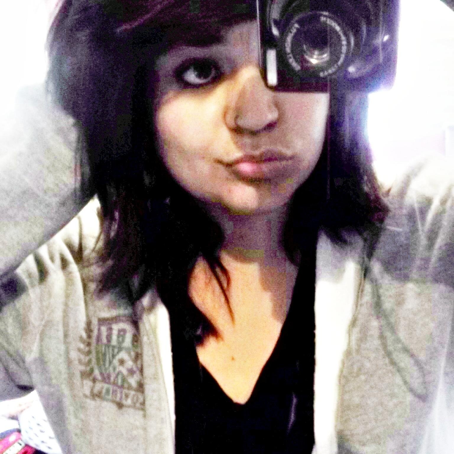 eu sou de minas gerais nao sou bonita mas sou muito legal
gosto   rock  e amo ver filme de terro