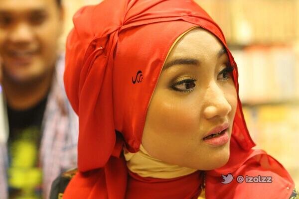 Selalu suport @fatinSL fatinistic bukan fans tapi keluarga salam jari kelingking fatinistic sukabumi