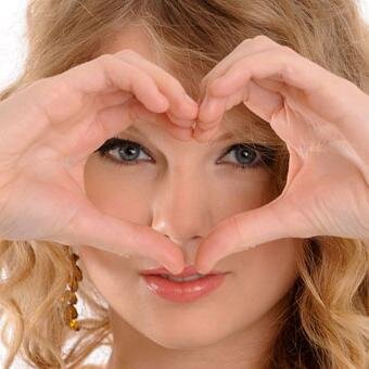 Amo música principalmente pop. Amo a Taylor Swift, Emblem3 e Little mix. E também gosto de Kpop