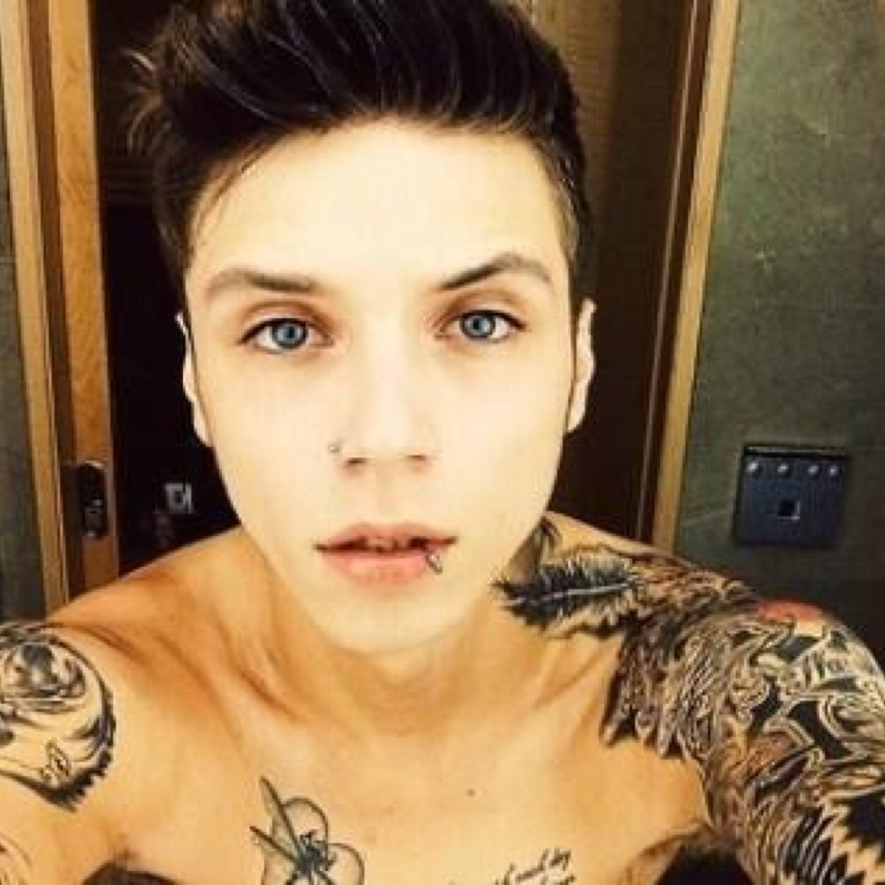 kik: itsandybiersxck no se que poner aca porque chris me dijo que lo cambie y me tiene pillo obvio ❤Cece❤||Carl te hasmo||