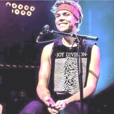 Since I gave you a free follow... Follow @ayyespinosaa she'll follow back!!!!