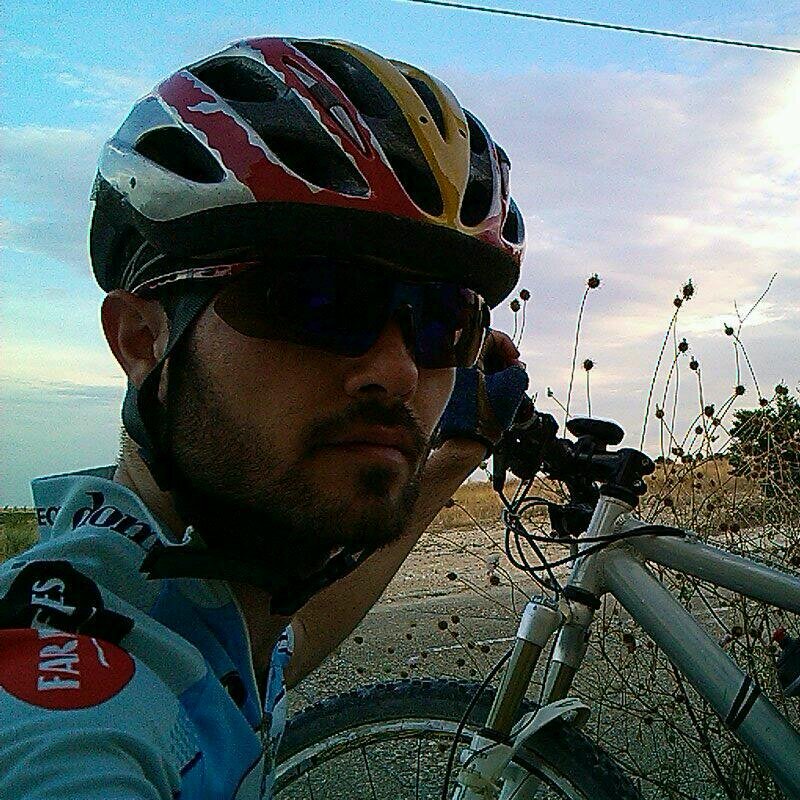 Ingeniero informático y modelista en los ratos libres. Me encantan los aviones, ir en bici, y jugar un rato con el ordenador.