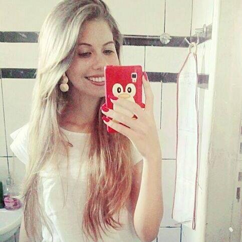 17 anos, futura advogada, fã do Gusttavo Lima.