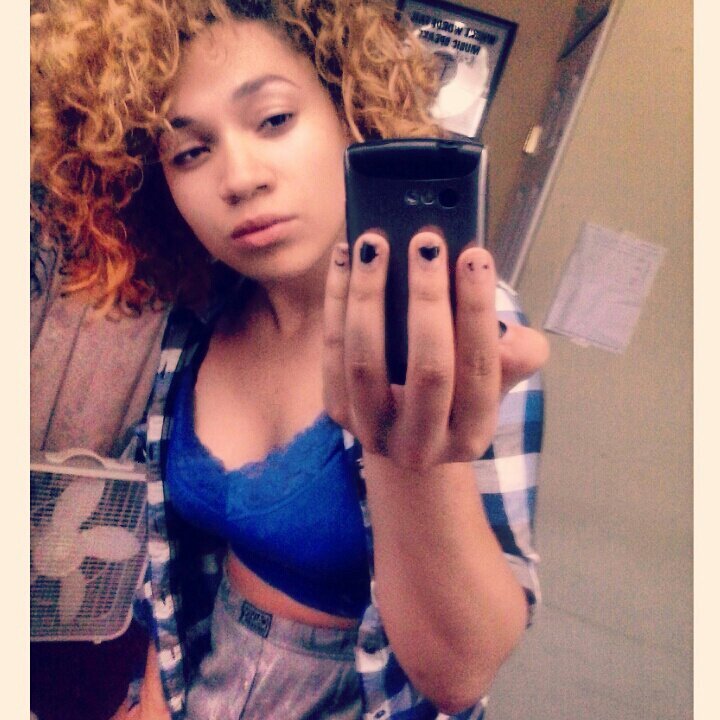 *thick thighs*
*basic brown eyes*
*ivory skin black Lil lady*
*I'm his ♕ but he call me baby*
*mama to a princess 1JULY15 and married to a king 5JAN14♚*
