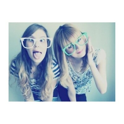 Two girls like a sisters in a oneheart an account to express instagram : @SummerTiimee_
