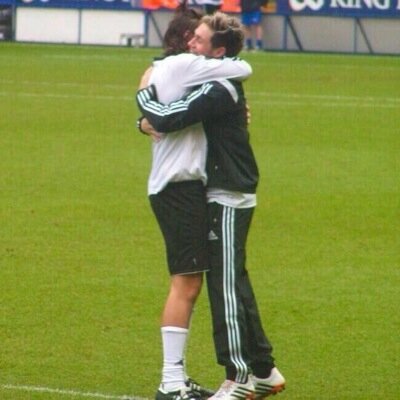 hi i just gave you a free follow so please follow @dinernarry and retweet the link in the bio
