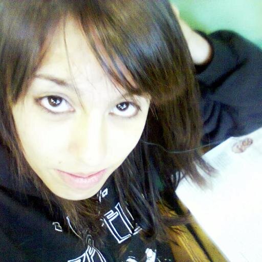 tenho 15 anos, minha cor peferida é azul, eu amo desenhar, minha banda preferida é bvb 3 e eu amo muito comer pq sou gorda :v sqn e Teletubbies 3 amo demais^^