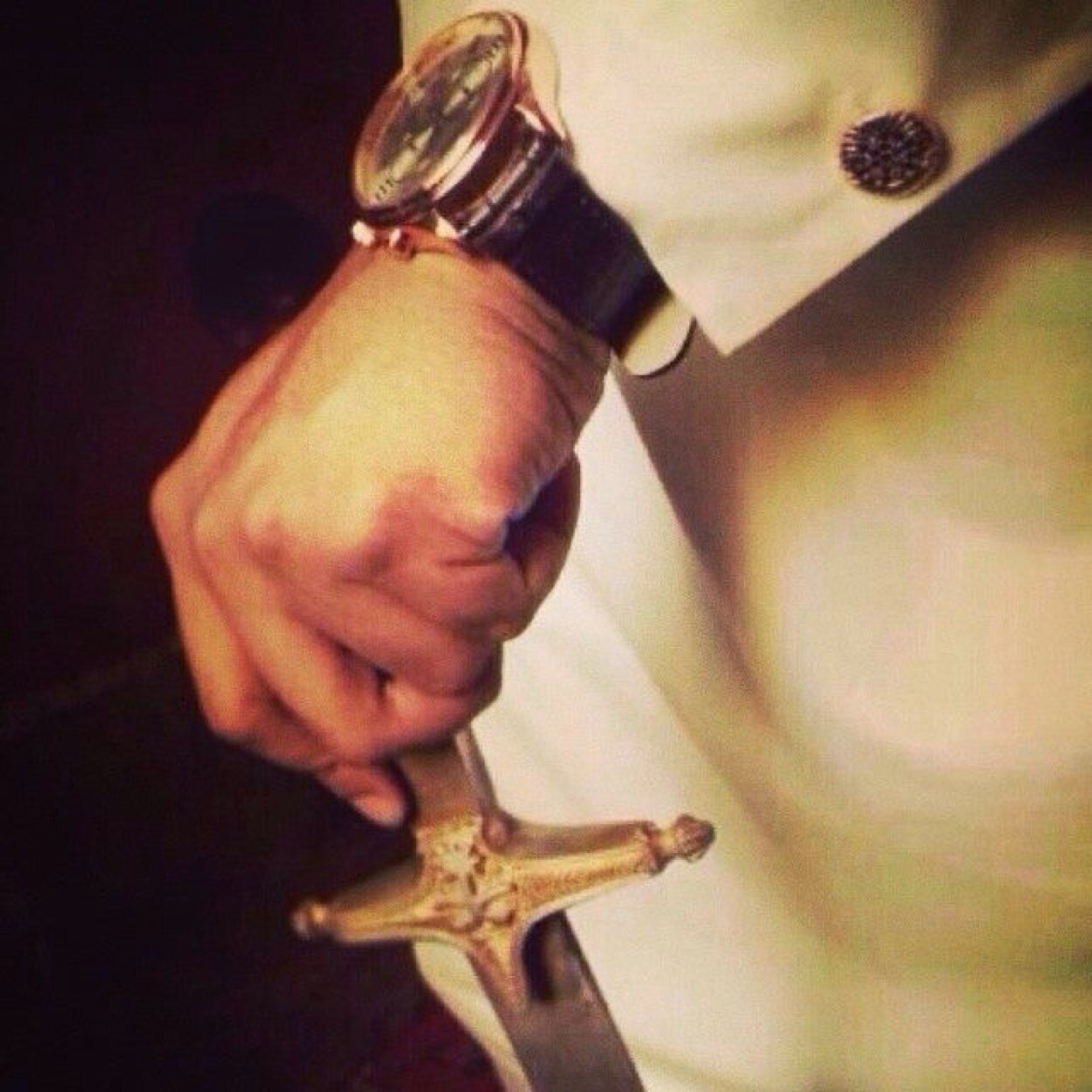 : الصمت ما عمره فتح للغلا باب اللي ( تحبّه ) قلّه ، انك / تحبّه .
