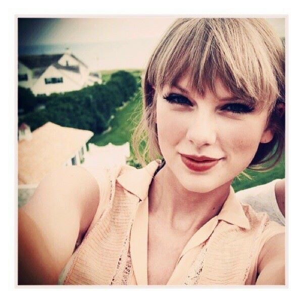 Follow us for taylor swift infos,facts,photos,or anything about her.