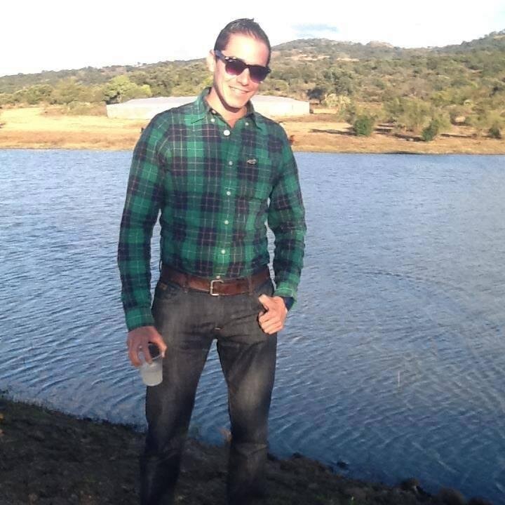soy un chico buena onda, responsable, honesto, sincero y fiel ante todo. :)