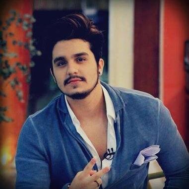 O @luansantana e tao vesgo mais tao vesgo que enchergou o caminho do sucesso sem pisar em ningueim ;) :3.