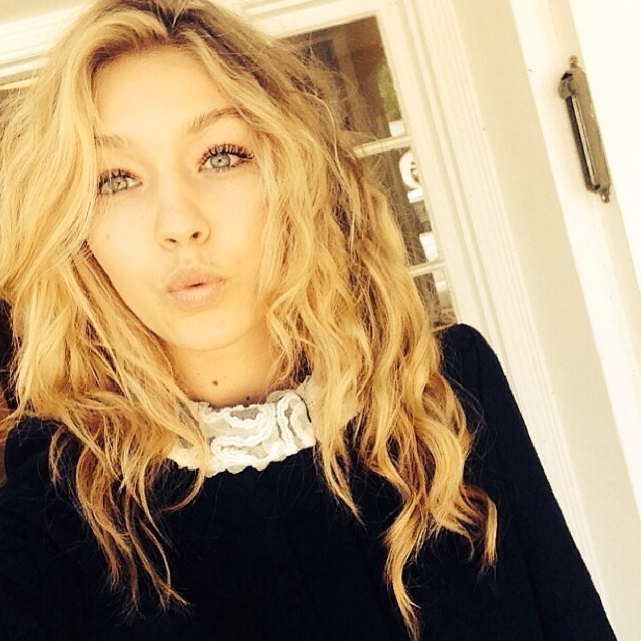 gigiihadidd's profile picture. so you can keep me inside the pocket of your ripped jeans