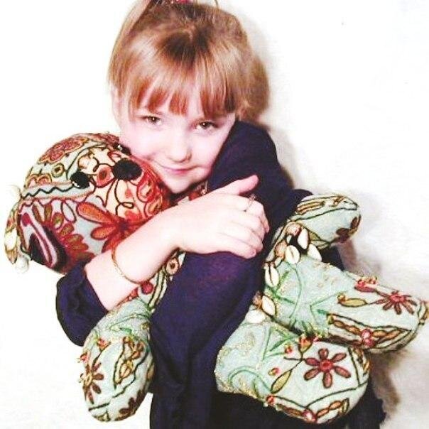 DoveCameronRuss's profile picture. 