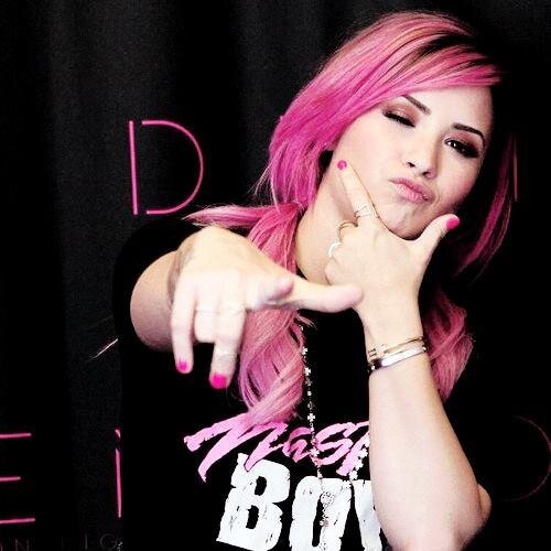 i LOVE  selena demi justin and austin becky miley taylor 1D  ....... I'm dancing in the mirror and singing in shower!! (this is my life) :) 1D Nounou :)