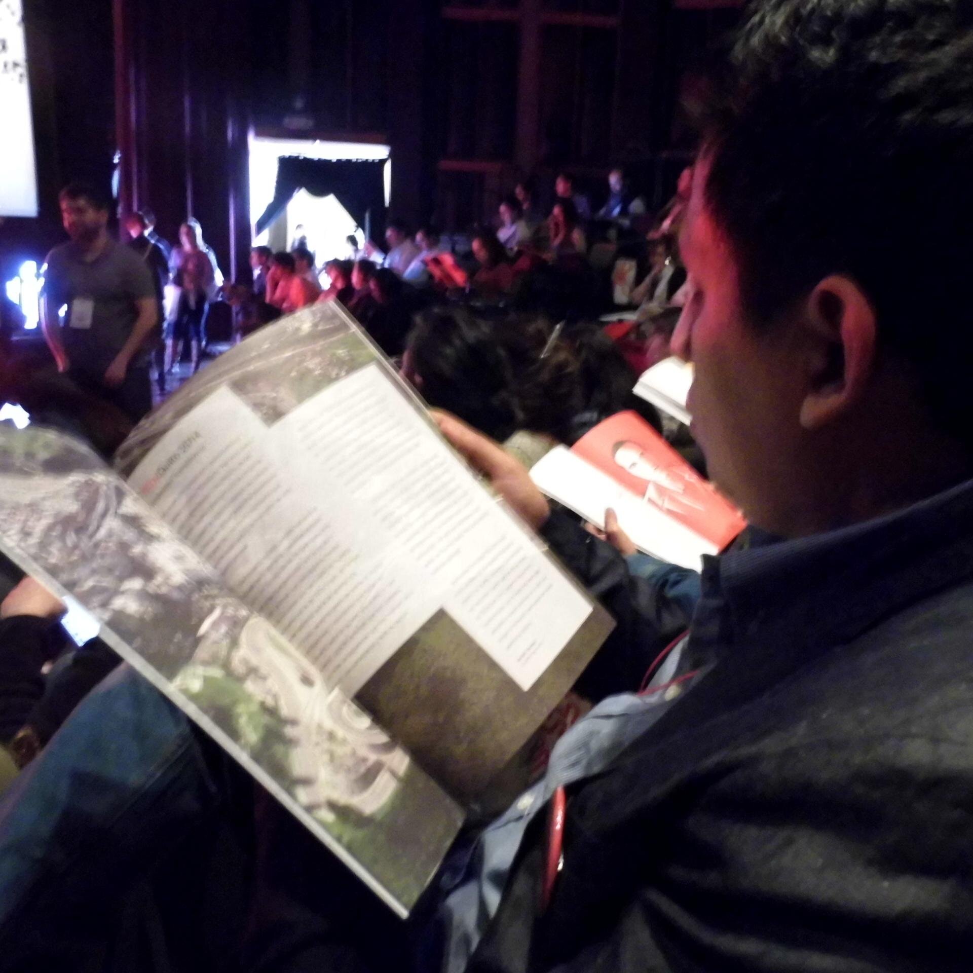 físico-matemático, diseñador gráfico, publicista, creativo al 100%, un solo ídolo.