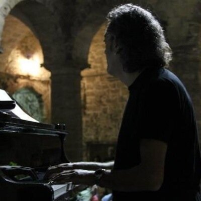 Pianista classic e jazz. Compositore, arrangiatore. Vibrafonista jazz. Docente Ruolo Miur Pianoforte. Laureato in: Pianoforte, Jazz (1°e 2° liv.),Composizione.