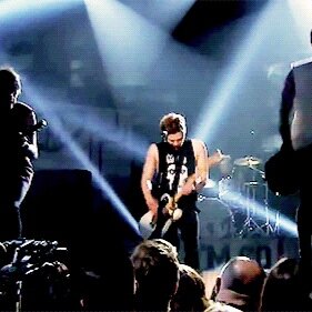 PLEASE FOLLOW @calumscape , I WILL LOVE YOU IF YOU DO