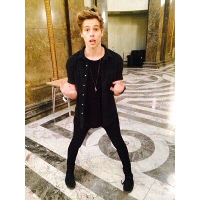 follow @lucyissostrange or i unfollow :)