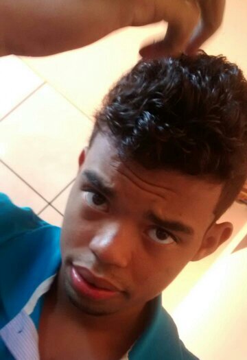 solteiro, tenho 21 anos, sou corinthiano, sou estrovertido gosto de conhecer pessoas nova.amizade?pra mim e tudo!sou evangelico sou baiano.