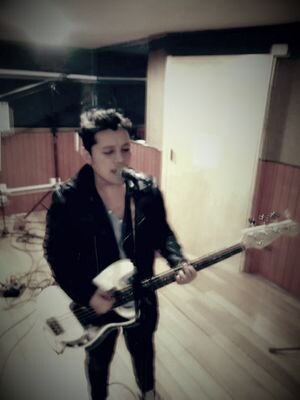 Actor. Vocalista y compositor de @KadashOficial. Un día sin risas es un día perdido. Ríe tanto como respiras y ama tanto como vives, Es lo que digo.
