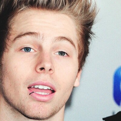 FOLLOW @lukehemmWOAH OR I UNFOLLOW