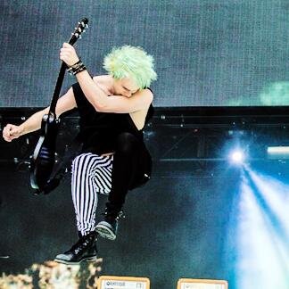 We can run down the street with the stars in our eyes, just open the door, we got time on our side.
Luke/5