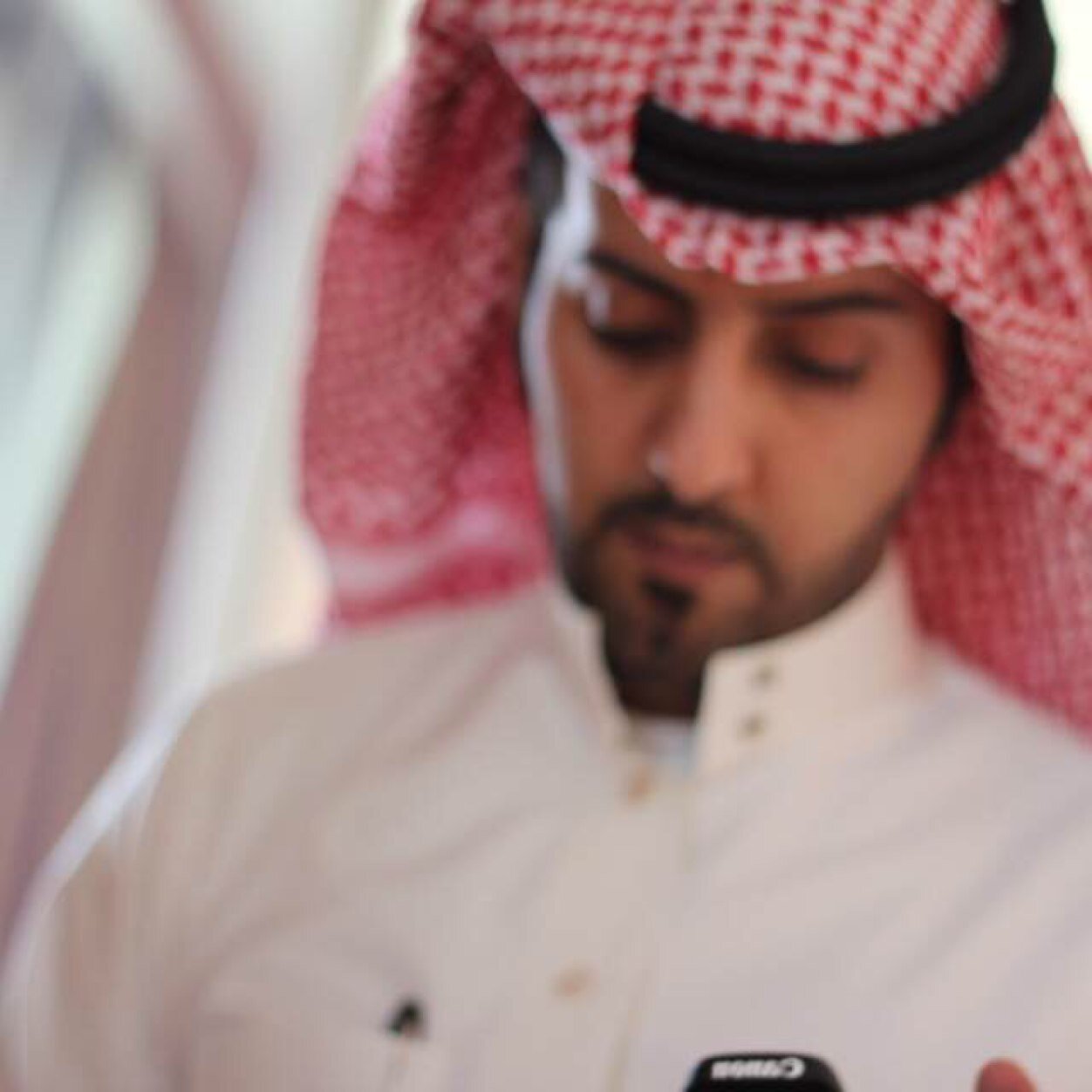 مِنْ يعيشّ فــِ حُبّ .. بيموتّ بسلآمّ