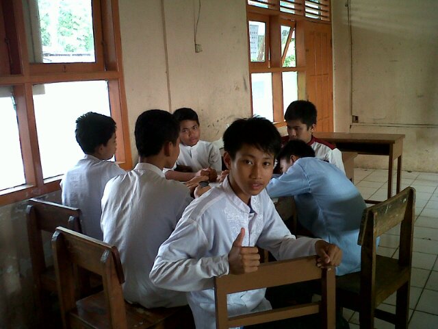Sebagai mahasiswa yang baik , tak lupa memberi salam ke pada siapa pun , dan follow akun gue
