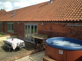 Amazing Barn Conversion Holiday Home. Fantastic rural setting, sleeps 10 with it's own Hot Tub and Games Room. Great for families & friends. 01263 805053