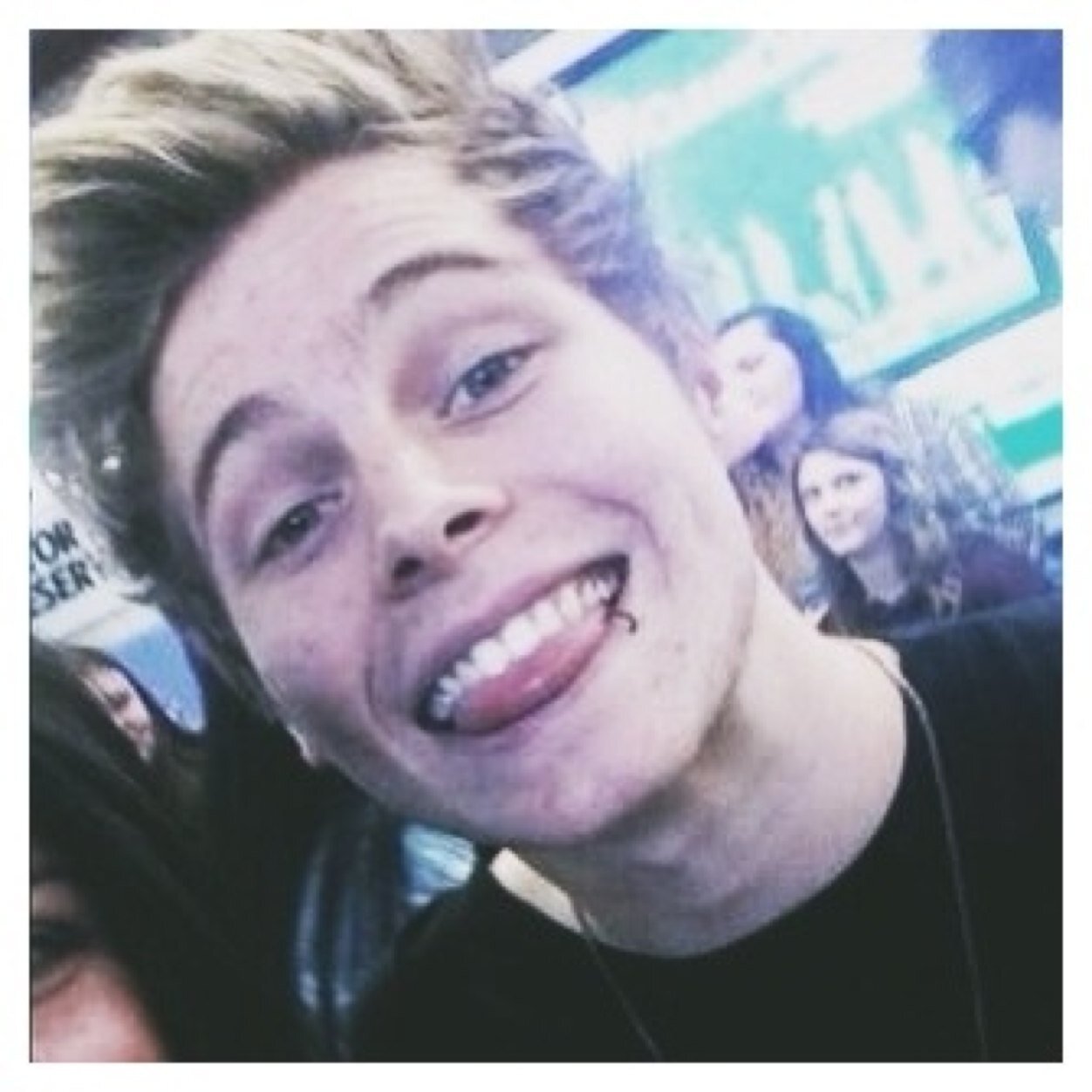 pls follow @poisonmalum instead of this acc she follows back ♡