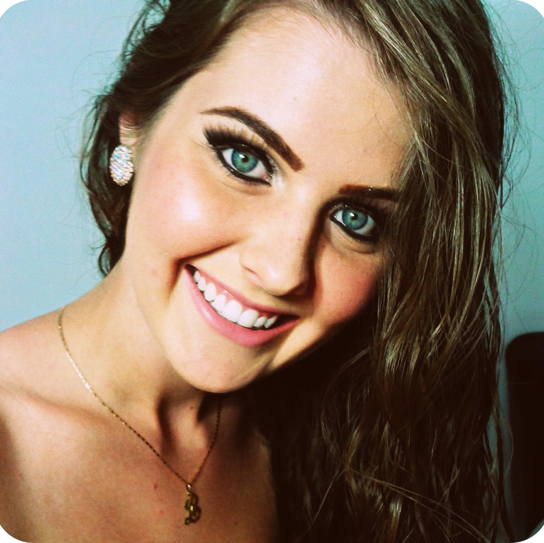sagitariana, quanto mais nervosa, mais sarcastica e cinica! porém, muito sociavel, delicada e confiante! *-* haha