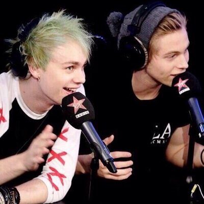 BE A BABE AND FOLLOW @0kayirwin BECAUSE SHE GAVE YOU A FREE FOLLOW