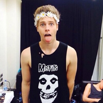 go follow @dillusioniall and rt this link https://t.co/YWl1I9HPSS