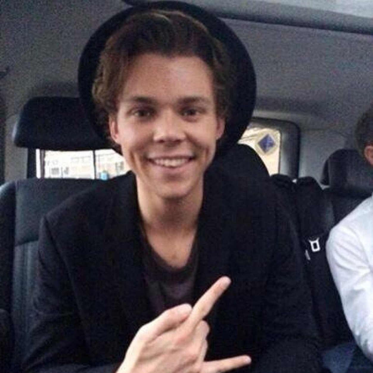 follow @tropichemmingsx i gave u a free follow help a brother out :-)
