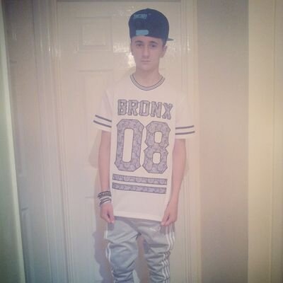 follow me and i will follow back! :)
im 15 and i love playing football and also love music :)
