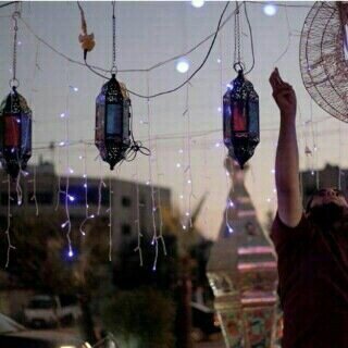 ‏أنا مغرمه بالمطر ، وعناق الأيدي ، والألم الخاطف ف الصدر عندما يناديك من تحب ، ضحكات آمي  ، ملامح اخواني  ، والمكاتيب بخط اليد ♡♡