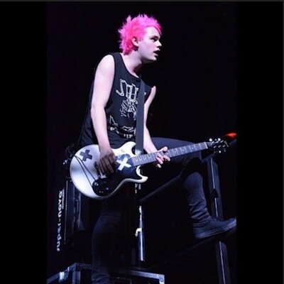 This is a follow from @thedoctormikey follow her instead please thanks xx