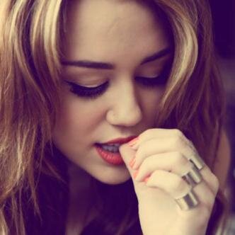 Frases da nossa cantora linda maravilhosa Diva Talentosa e super sincera lembre-se que não e nossa Hannah e nossa   #MileYCyruS Verdadeira  :)