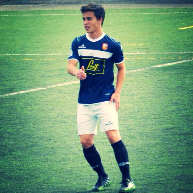 santibarrio10's profile picture. 