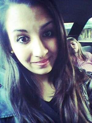 Gosta de festa, musica, vive tentando trazer felicidade pros outros,é uma morena bem marrenta, bem ciumenta, bem braba, mas é uma pessoa feliz :p