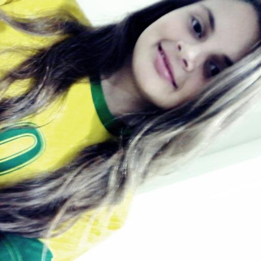 aquela menina quietinha, mas com mil pensamentos e sonhos e que ama skillet e oficina G3 !!!