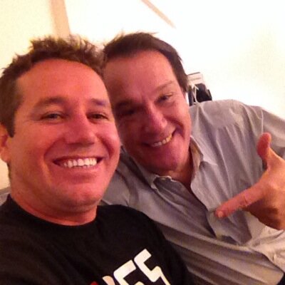 SOU UM TREMENDO IDIOTA e FÃ NUMERO 2 DO #PANICOnaBanD roxo! pq o numero 1 é a pepela !! Eu ja Fui show pânico...