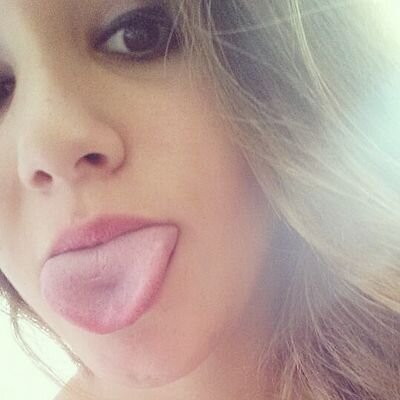 Quien te daña te hace fuerte, quien te envidia te hace grande, quien te critica te hace importante.