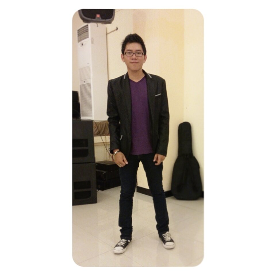 GOD's beloved son
  Worship Leader @ IFGF GISI Sampit
  i saved by HIS grace once and forever
  (sola gratia)
like music and guitar ^^